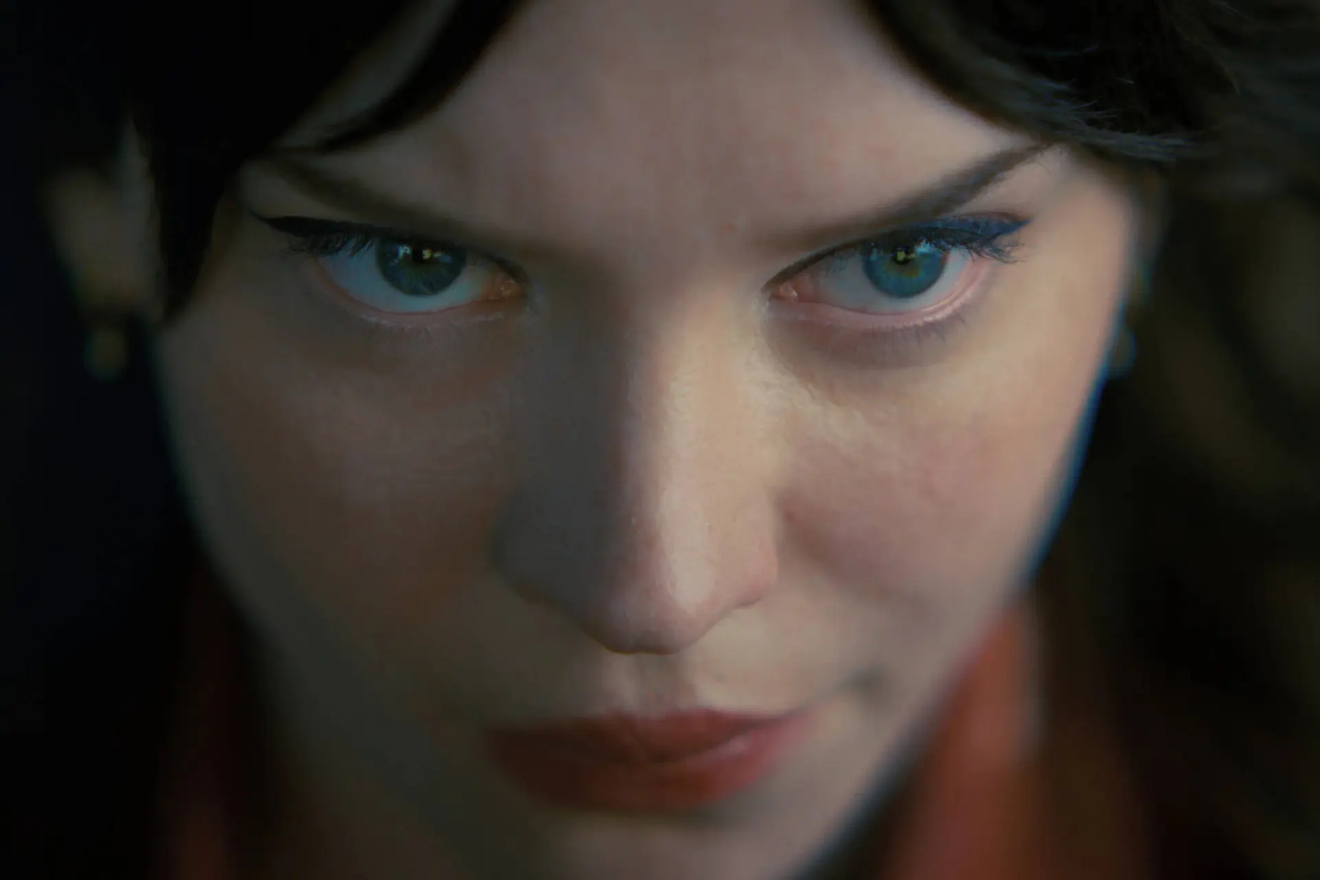 Duistere thriller met Sophie Tatcher scoort érg goed op Netflix: "Bloederig!"