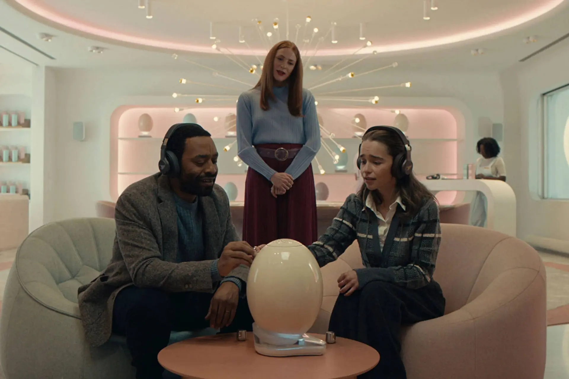 Netflix strikt de rechten van sci-fi met Emilia Clarke en Chiwetel Ejiofor