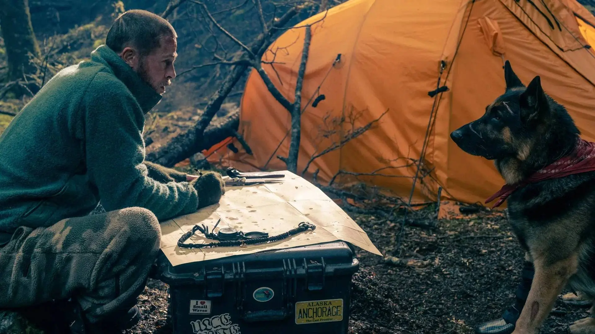 Brad Pitt moet zien te overleven in officiële trailer van 'Heart of the Beast'