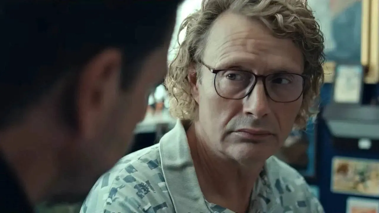 Deze absurde misdaadfilm met Mats Mikkelsen is vanaf vandaag te streamen