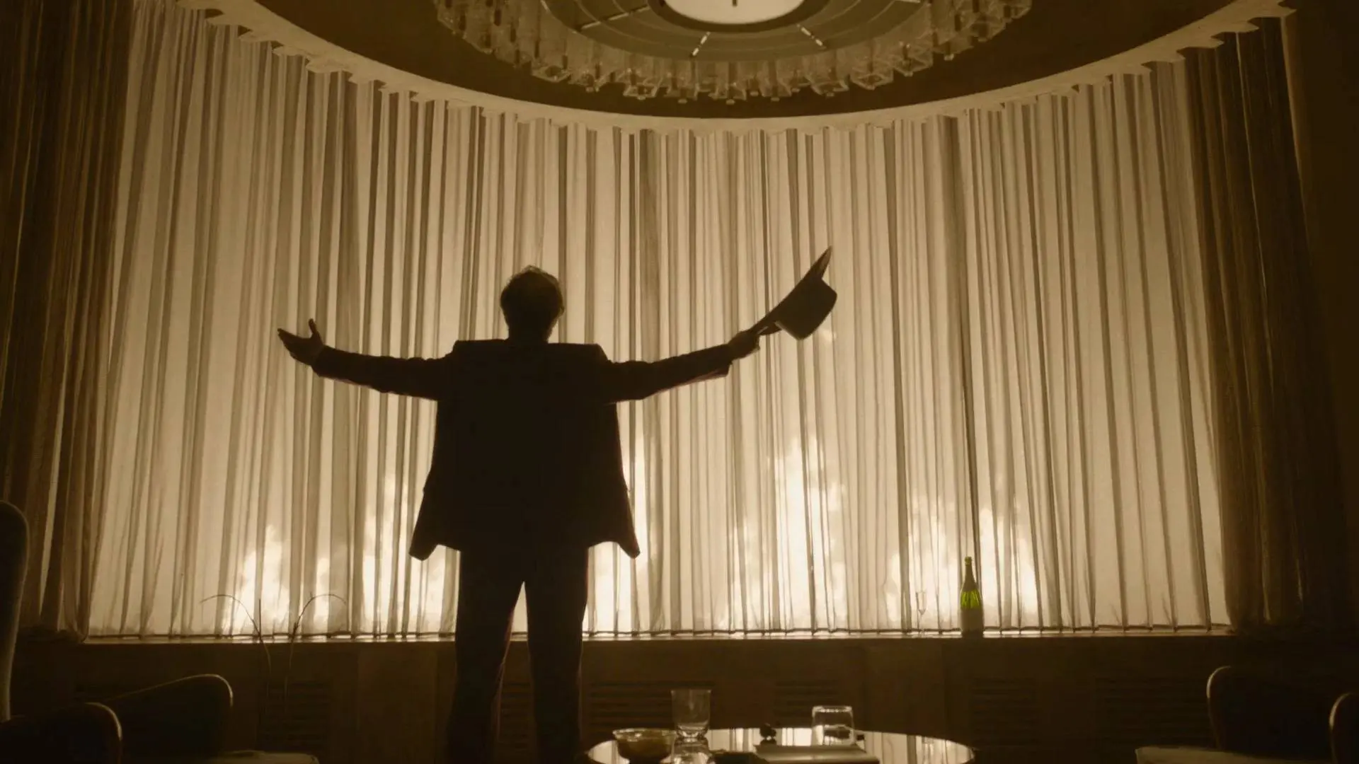 Tom Cruise is onherkenbaar als excentrieke oliebaron in nieuwe trailer van 'Digger'