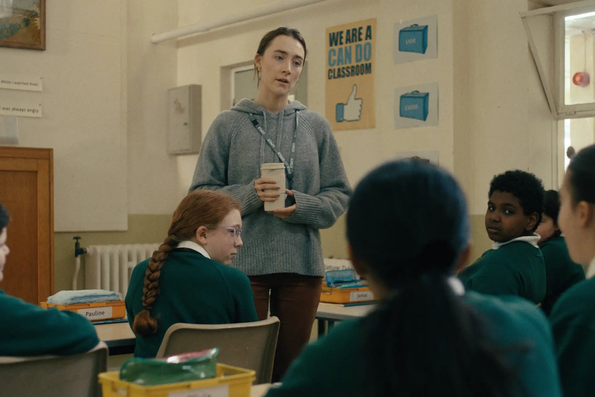 'Bad Apples' trailer: Saoirse Ronan ontspoort volledig in pikzwarte nieuwe thriller