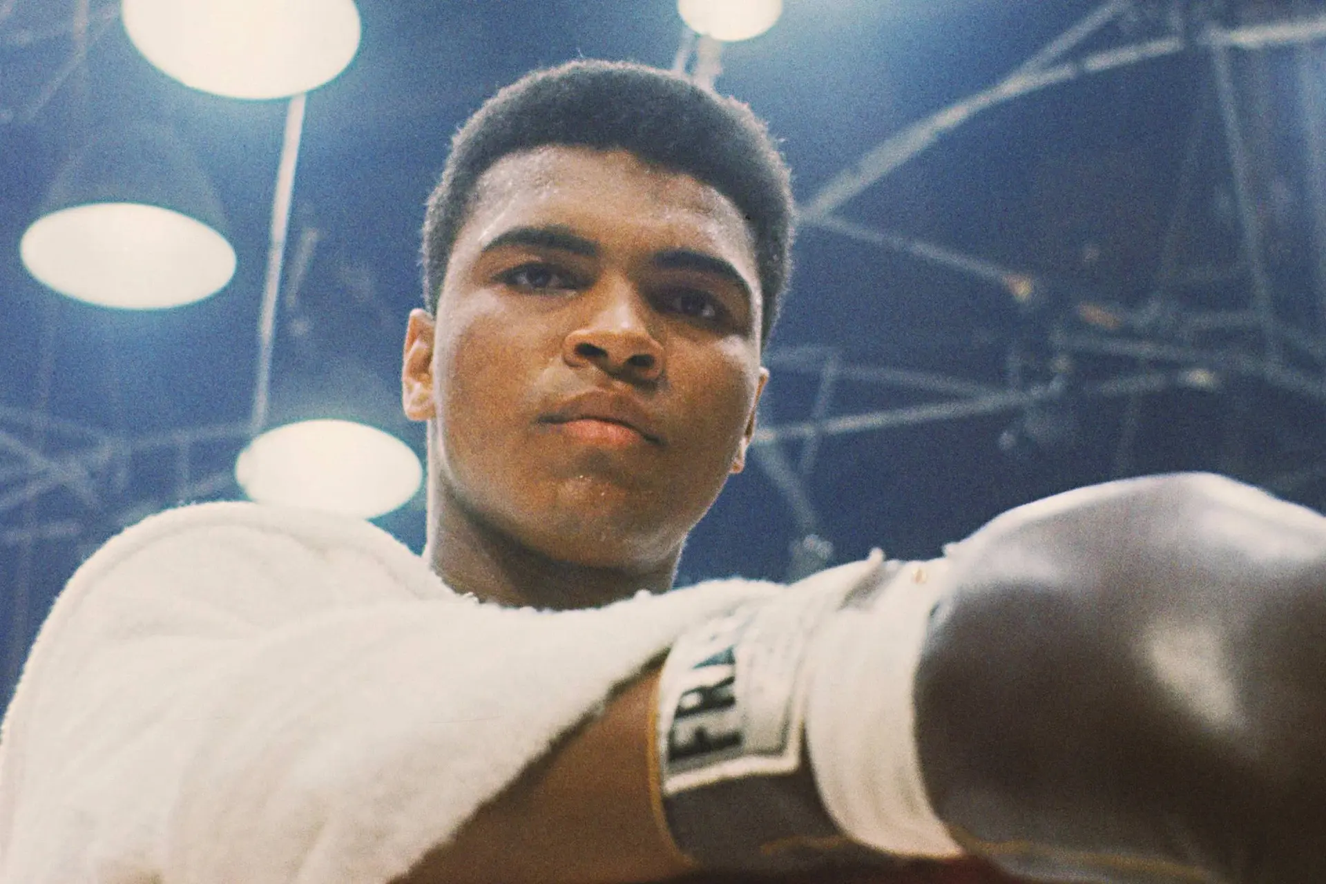 Prime Video deelt eerste beelden én releasedatum van nieuwe Muhammad Ali-serie