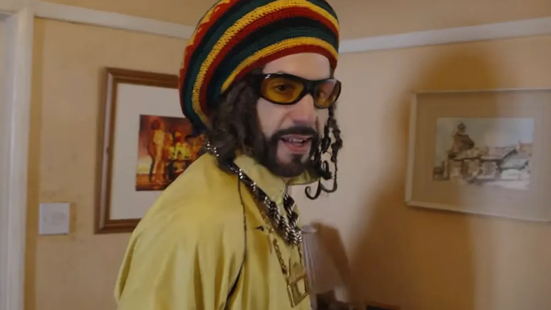 Sacha Baron Cohen trekt zijn gele trainingspak weer aan voor nieuwe 'Ali G'-film