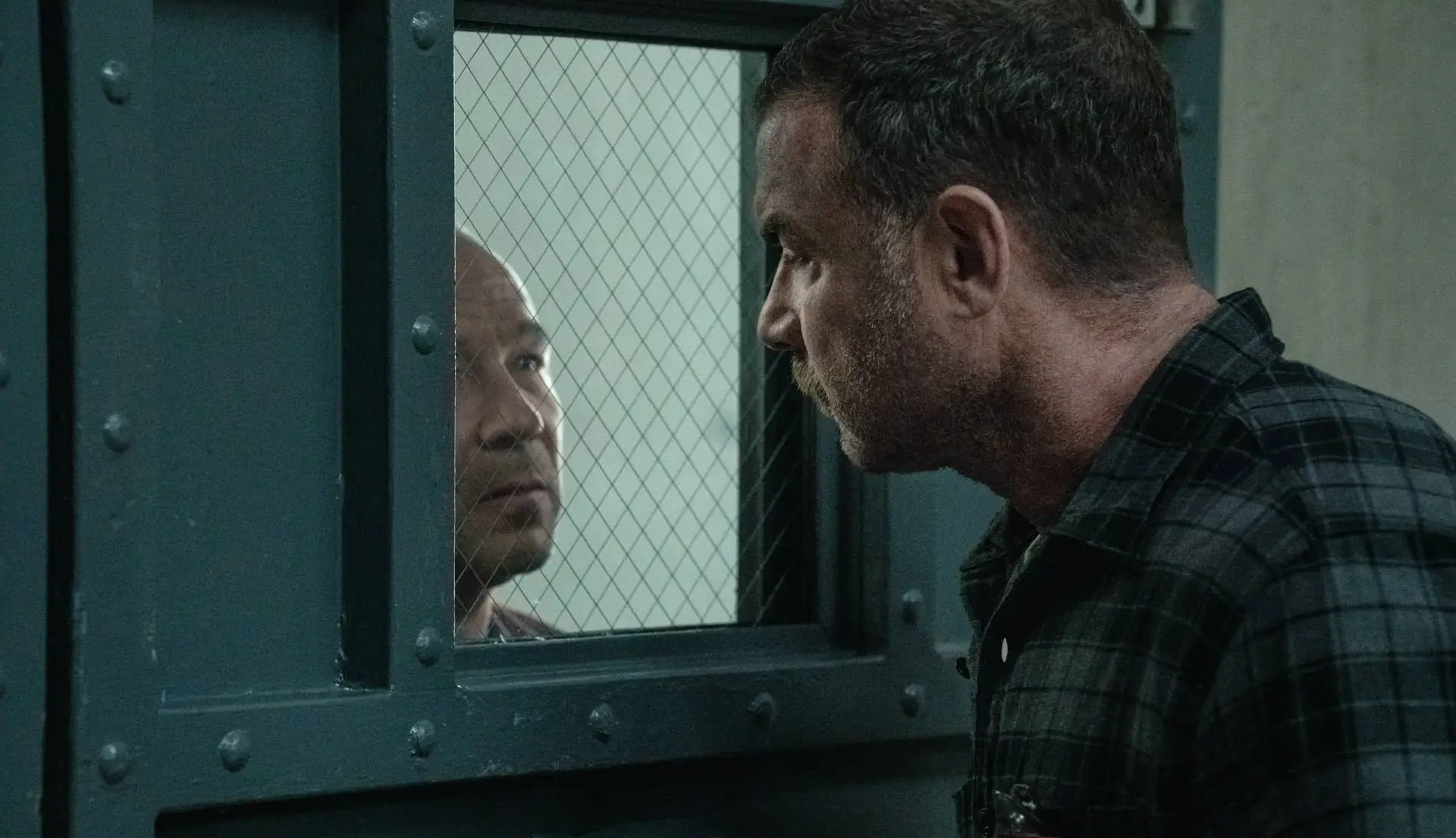 Liev Schreiber en Stephen Graham spelen dodelijk kat-en-muisspel in nieuwe misdaadserie