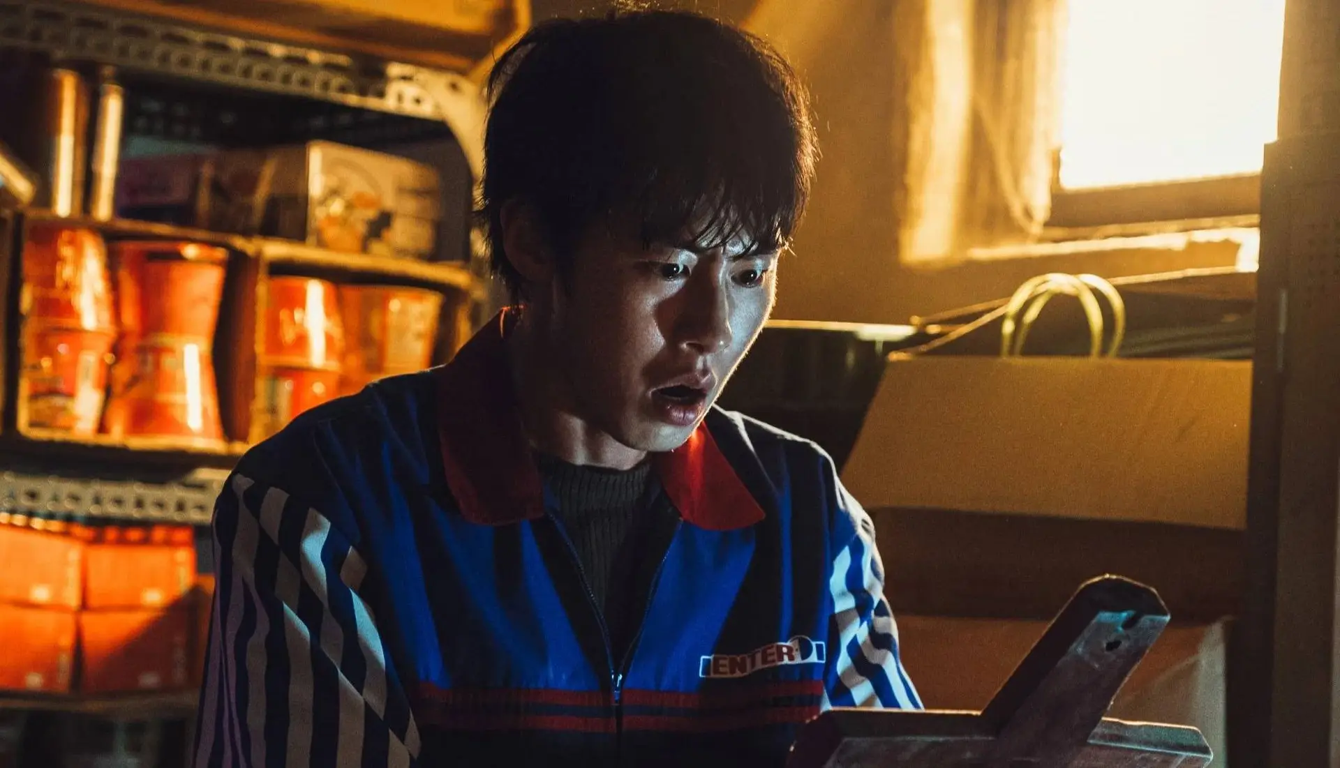 Nieuwe Netflix-serie maakt van een simpel bijbaantje een bloederige nachtmerrie