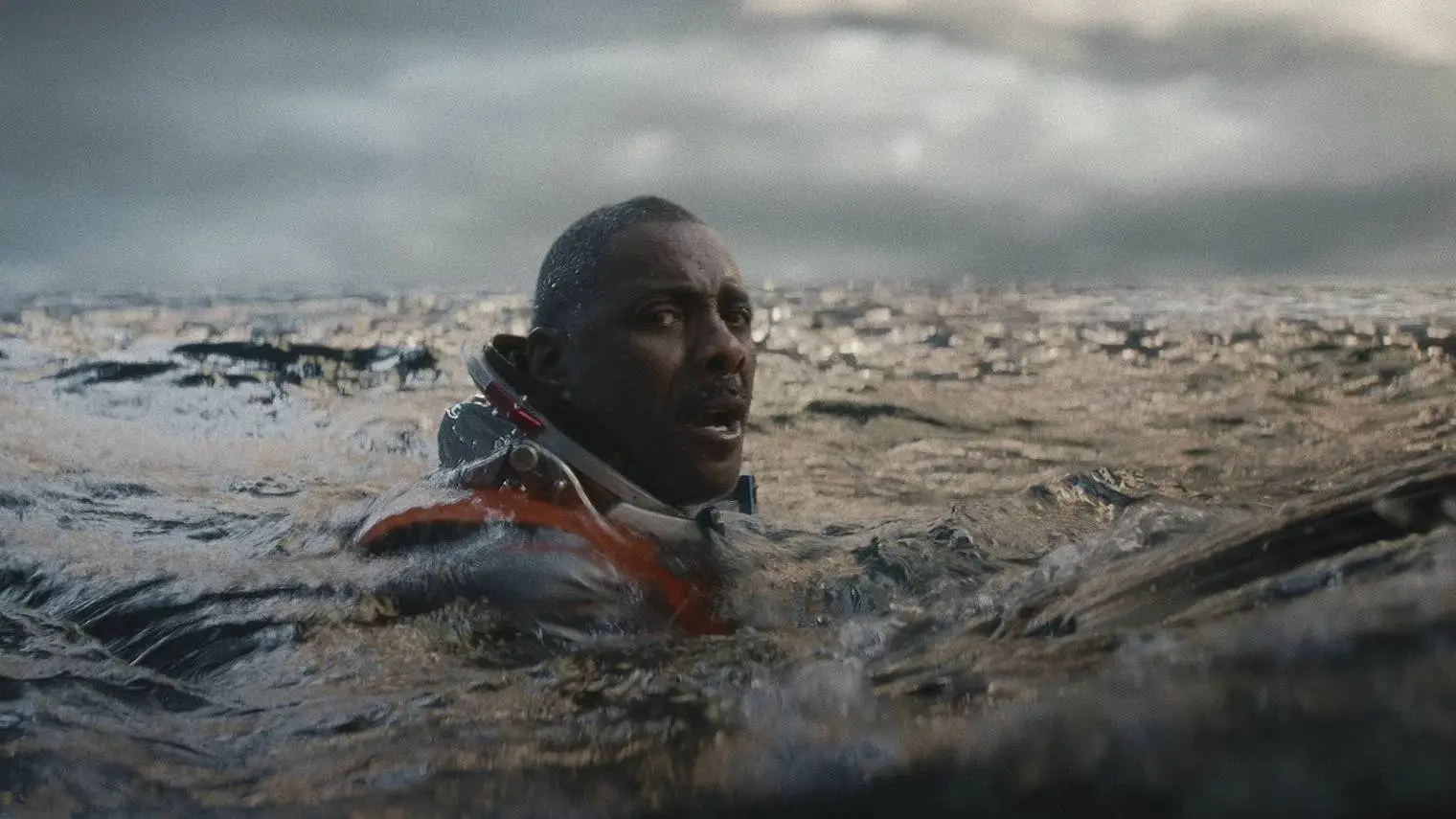 Idris Elba gaat kopje-onder in officiële trailer van nieuwe thriller 'Above the Below'