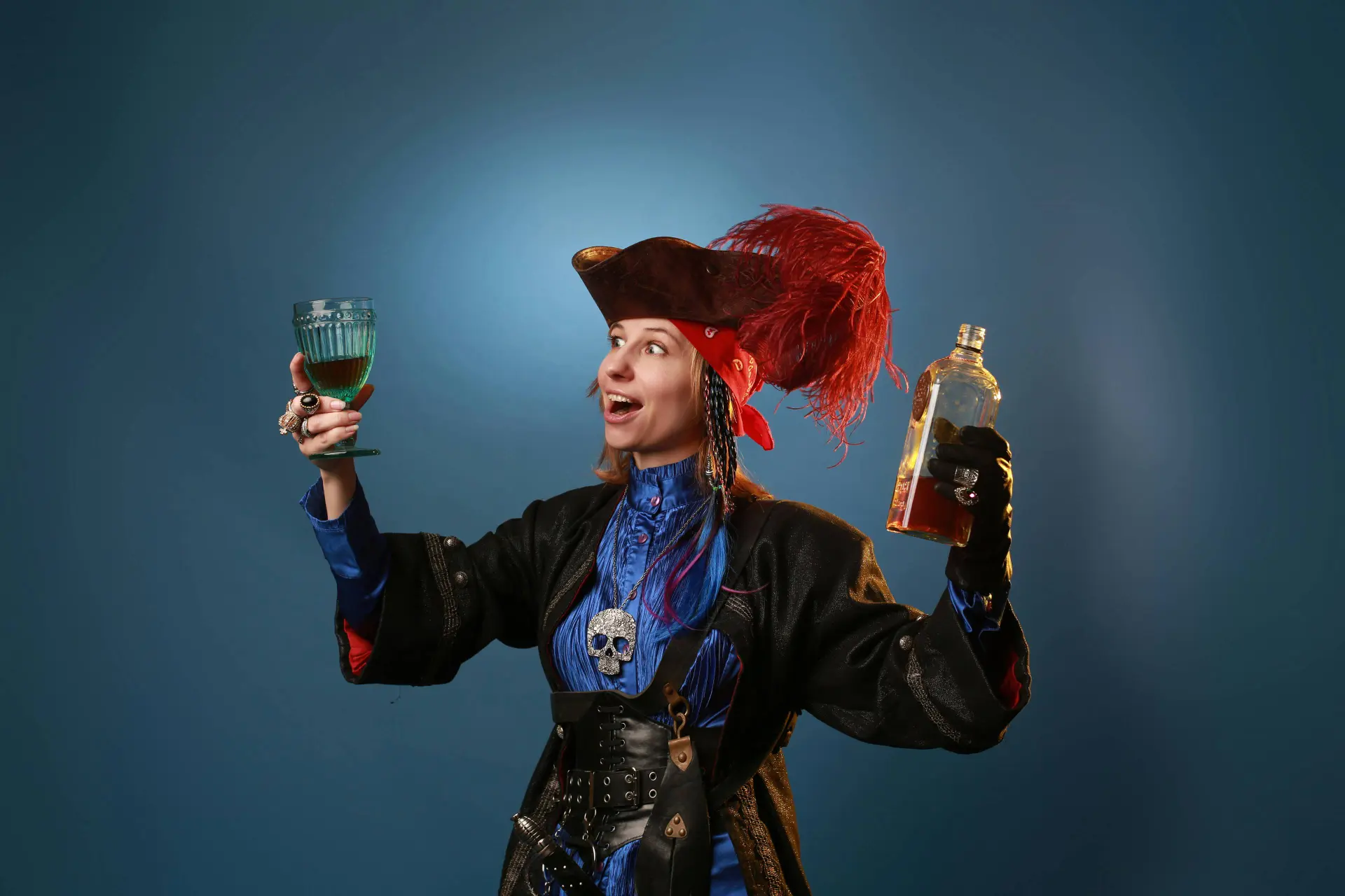 Waarom wordt rum vaak met piraten geassocieerd?