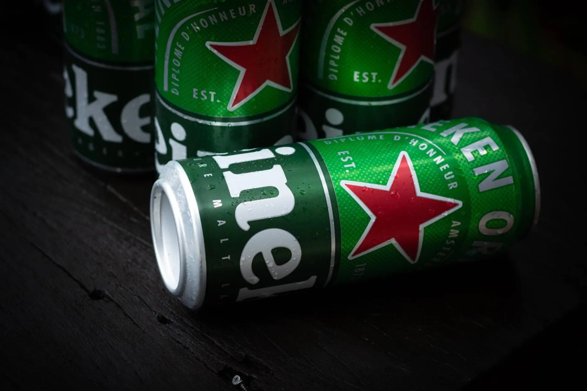 Man veroorzaakt auto-ongeluk, stapt uit en chillt met biertje op de stoep
