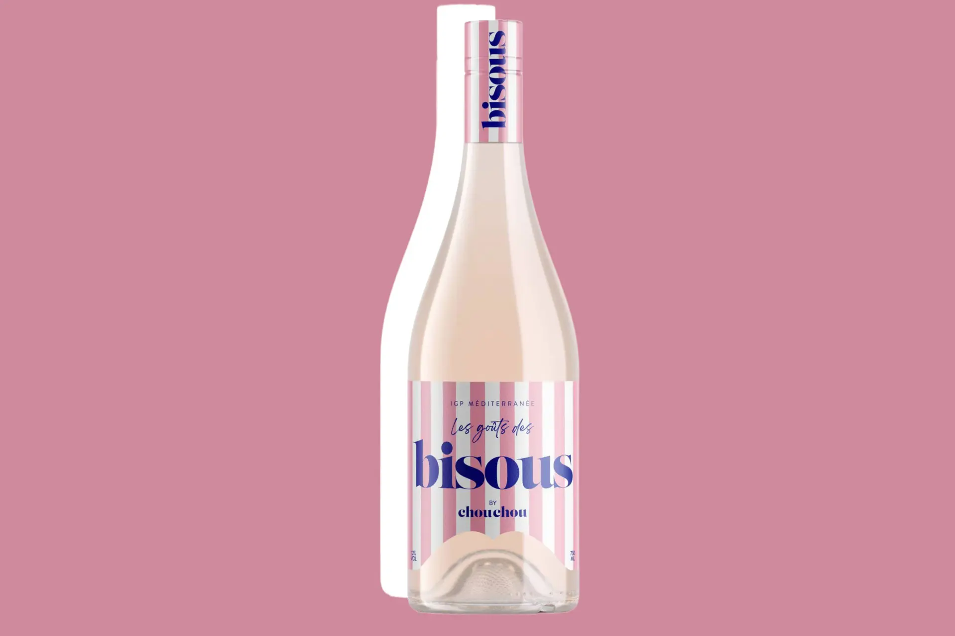 een fles Bisous Rosé tegen een roze achtergrond