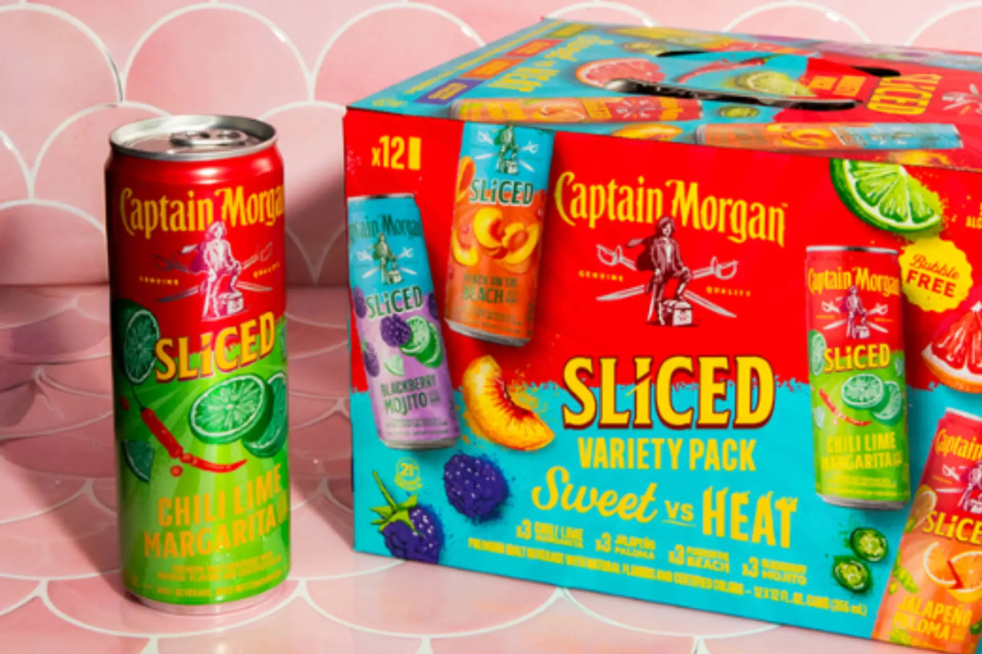 een pakket met 12 blikjes Captain Morgan Sliced RTDs op een roze bank