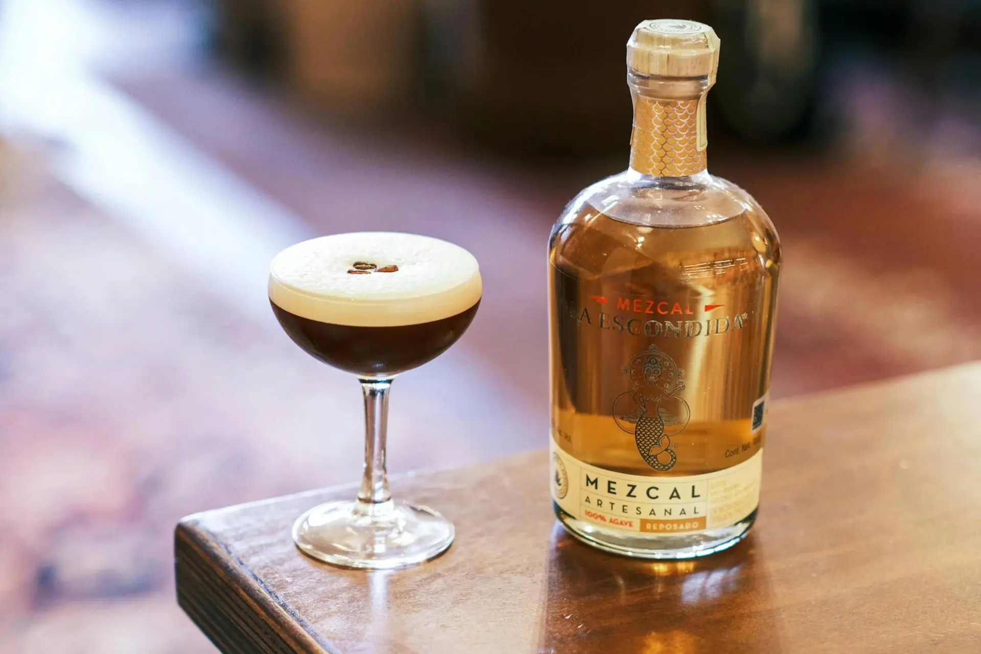 Waarom zit er een larve in sommige mezcal flessen?