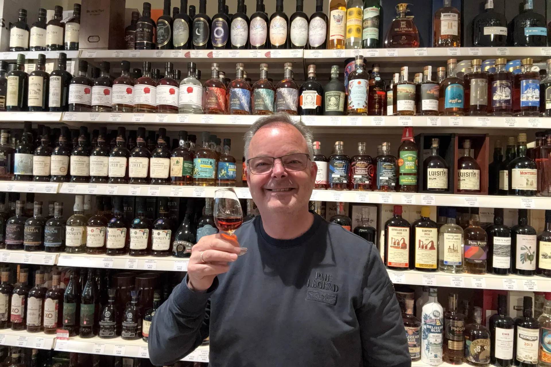 Richard Blesgraaf heeft meer dan 600 rumflessen in zijn winkel: 'Als iemand een feestje organiseerde, ging ik altijd cocktails maken'