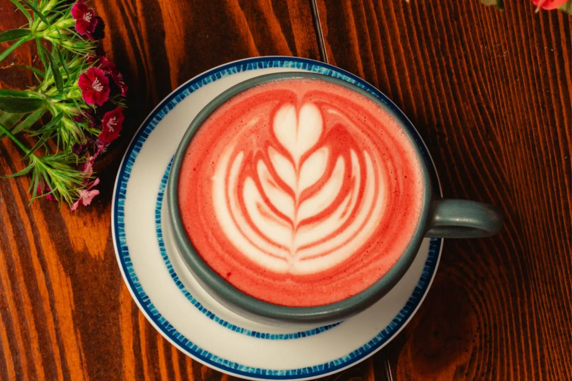 Hoe geef je een zelfgemaakte latte macchiato een bijzondere kleur?