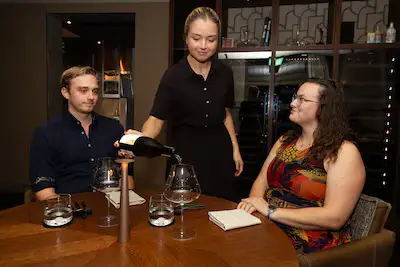serie afgekocht ed20261005 2963 nuenen dinerende gasten en bediening in restaurant olijf