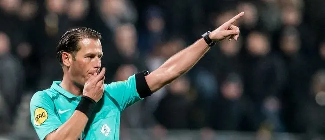 Derksen laat niets heel van Makkelie: "Ik heb een hekel gekregen aan die gladjanus-scheidsrechter"