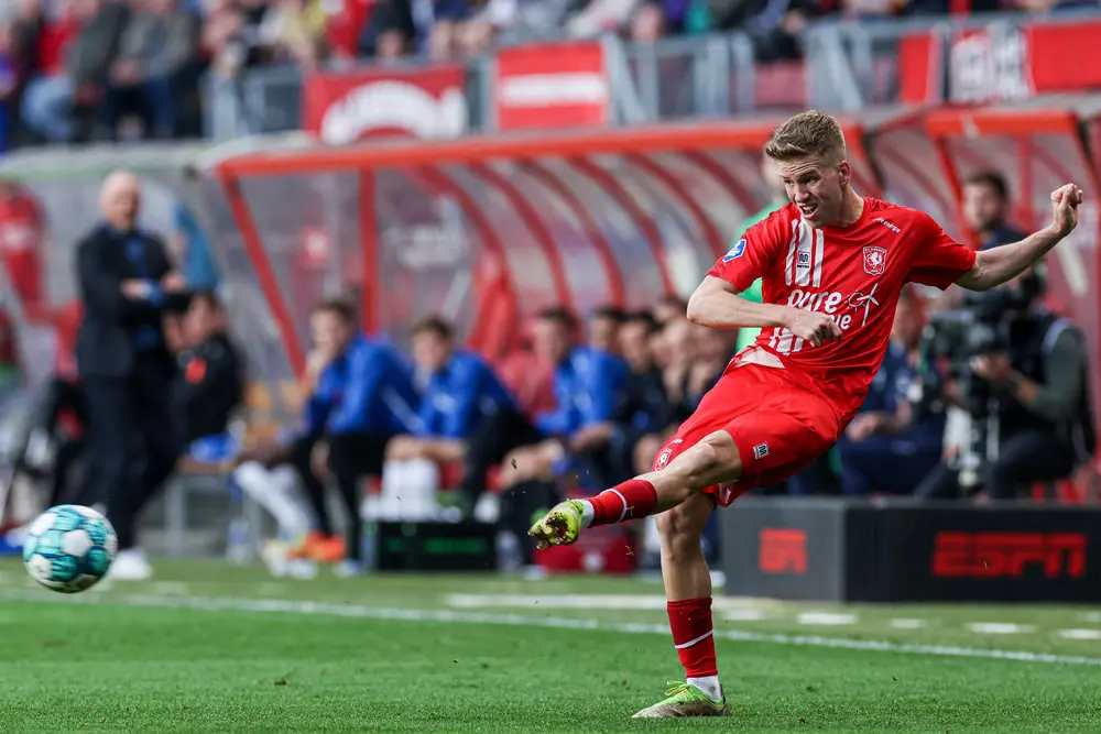 Gijs Smal Actie FC Twente RKC Waalwijk Seizoen 2022 2023