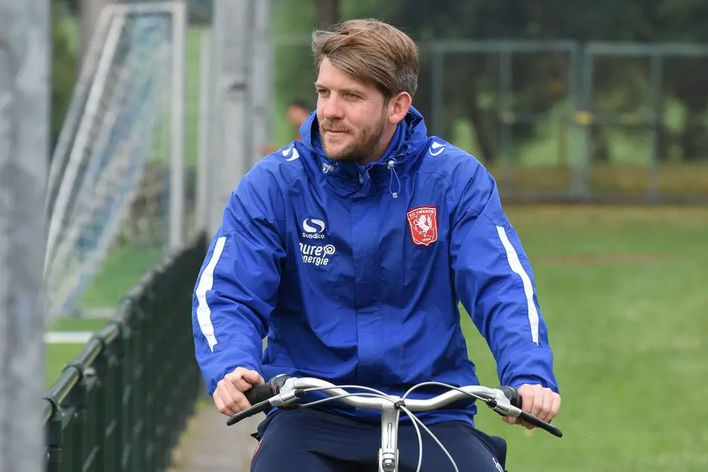 Peter Niemeyer assisten trainer fc twente op de fiets