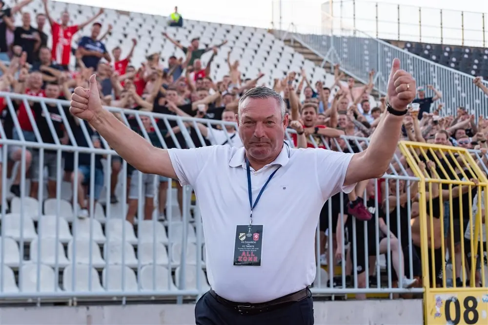 Ron Jans Supporters Uitvak FK Cukaricki FC Twente Conference League Seizoen 2022 2023