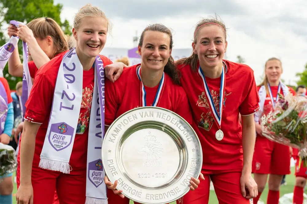 Stolze Renate Jansen Giesen kampioen twente vrouwen 2020 2021