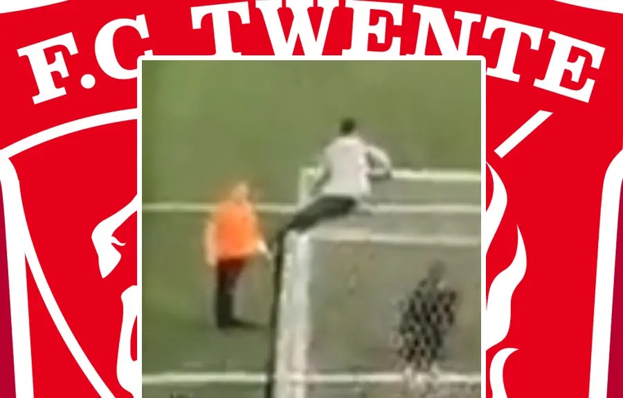 Video Twente supporter pleurt hard van het doel tijdens pitch invasion