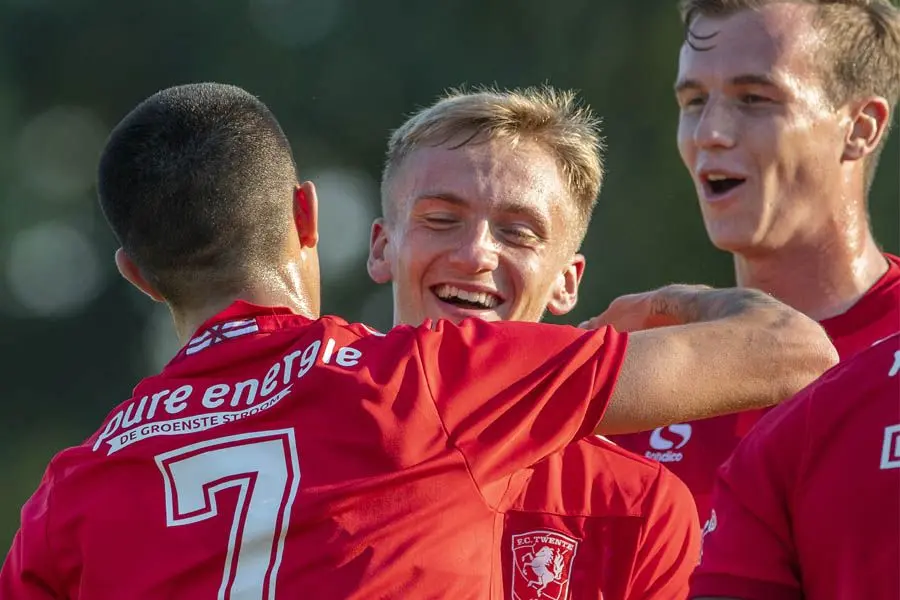 aitor smith bijen vieren doelpunt