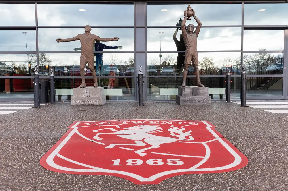 boschker nkufo standbeeld logo twente hoofdingang
