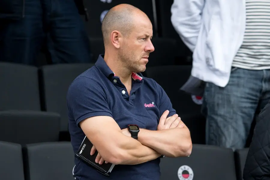 boudewijn pahlplatz armen over elkaar serieus