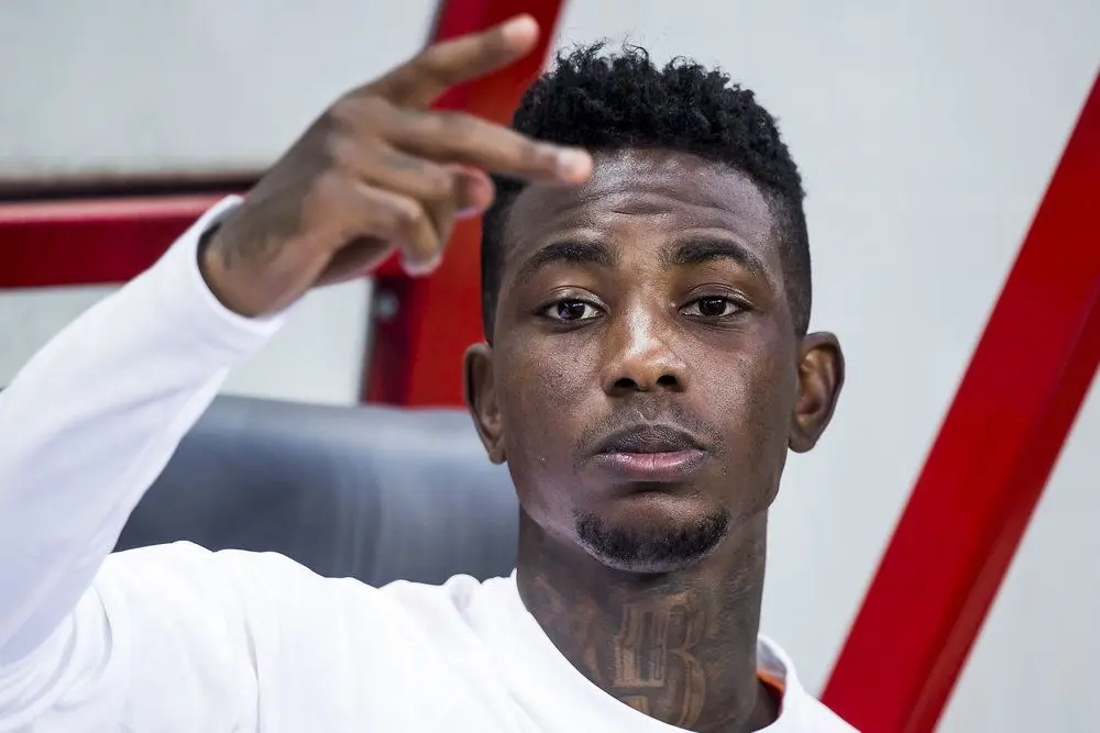 eljero elia fc twente dug out pose