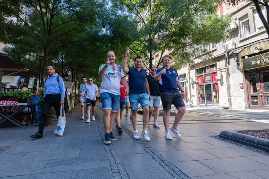 fans supporters lopen aankomst belgrado