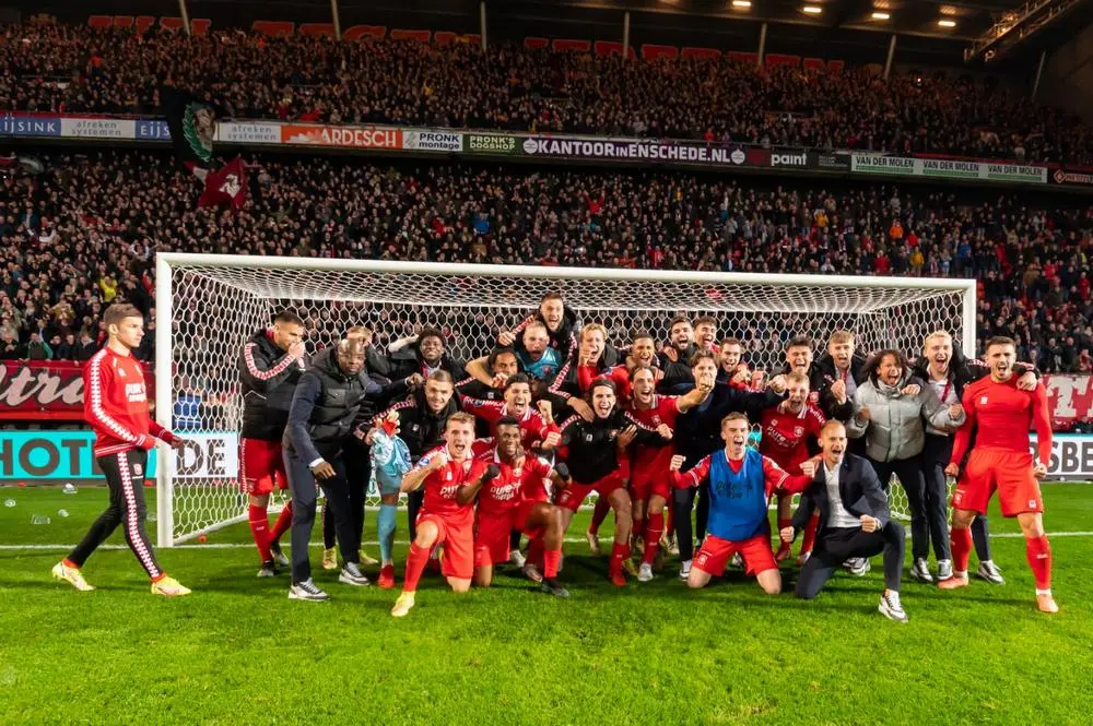 fc twente heracles almelo derby winst vak p vieren juichen teamfoto
