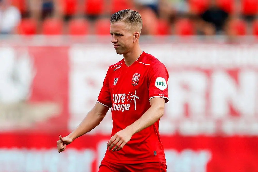gijs smal linksback fc twente 2020 2021 grolsch veste