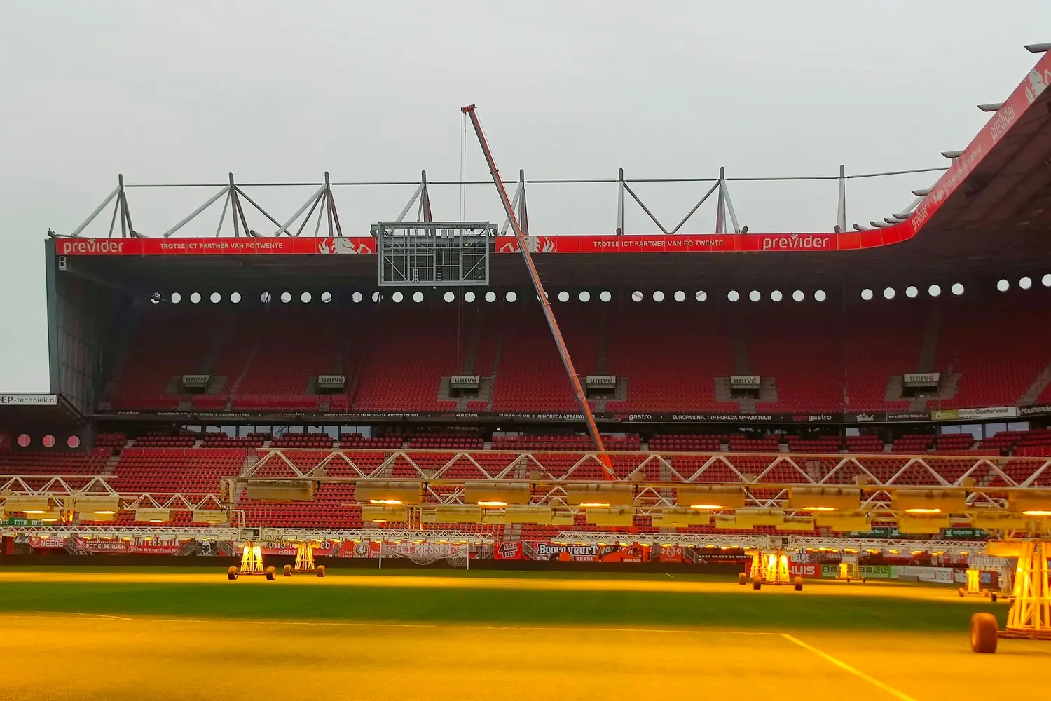 Foto's: Installatie ultramoderne videowalls Grolsch Veste succesvol afgerond