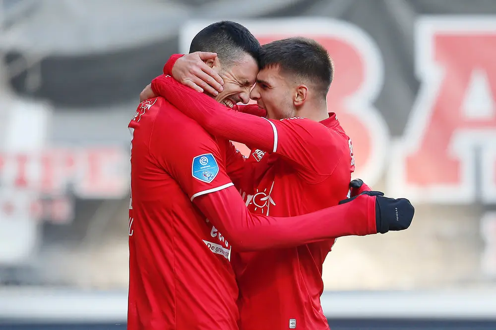 haris vuckic lindon selahi vieren doelpunt fc twente