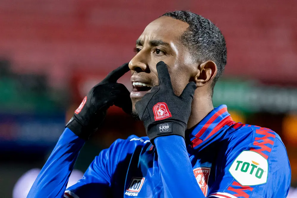 joshua brenet rechtsback fc twente 2022 goffertstadion