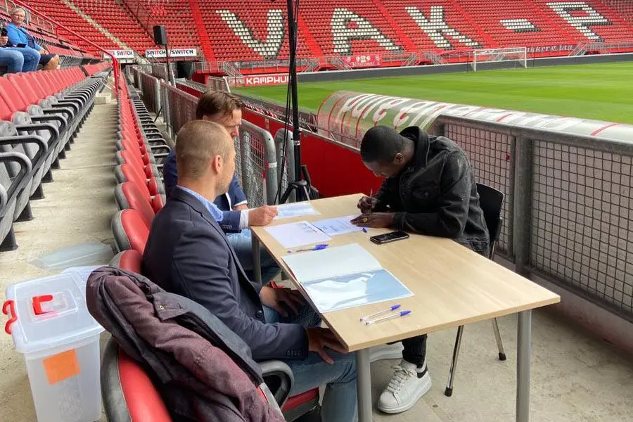 kyvon leidsman ondertekenen diploma grolsch veste fc twente