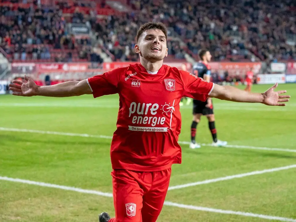 lindon selehai vieren doelpunt fc twente emmen 2019 2020