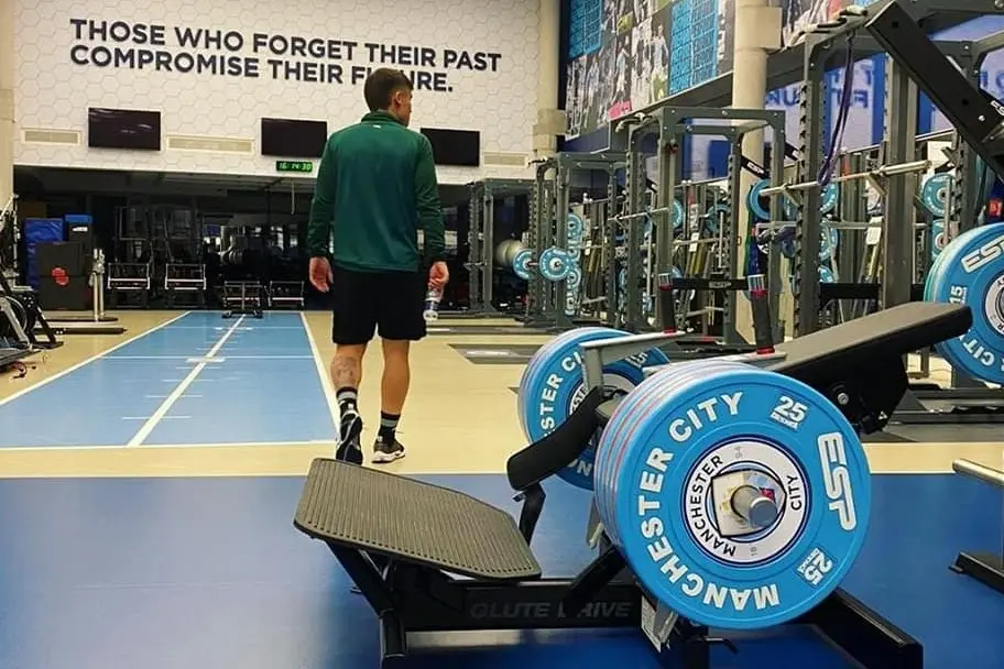 manfred ugalde trainingscomplex manchester city meetrainen gewichten engeland