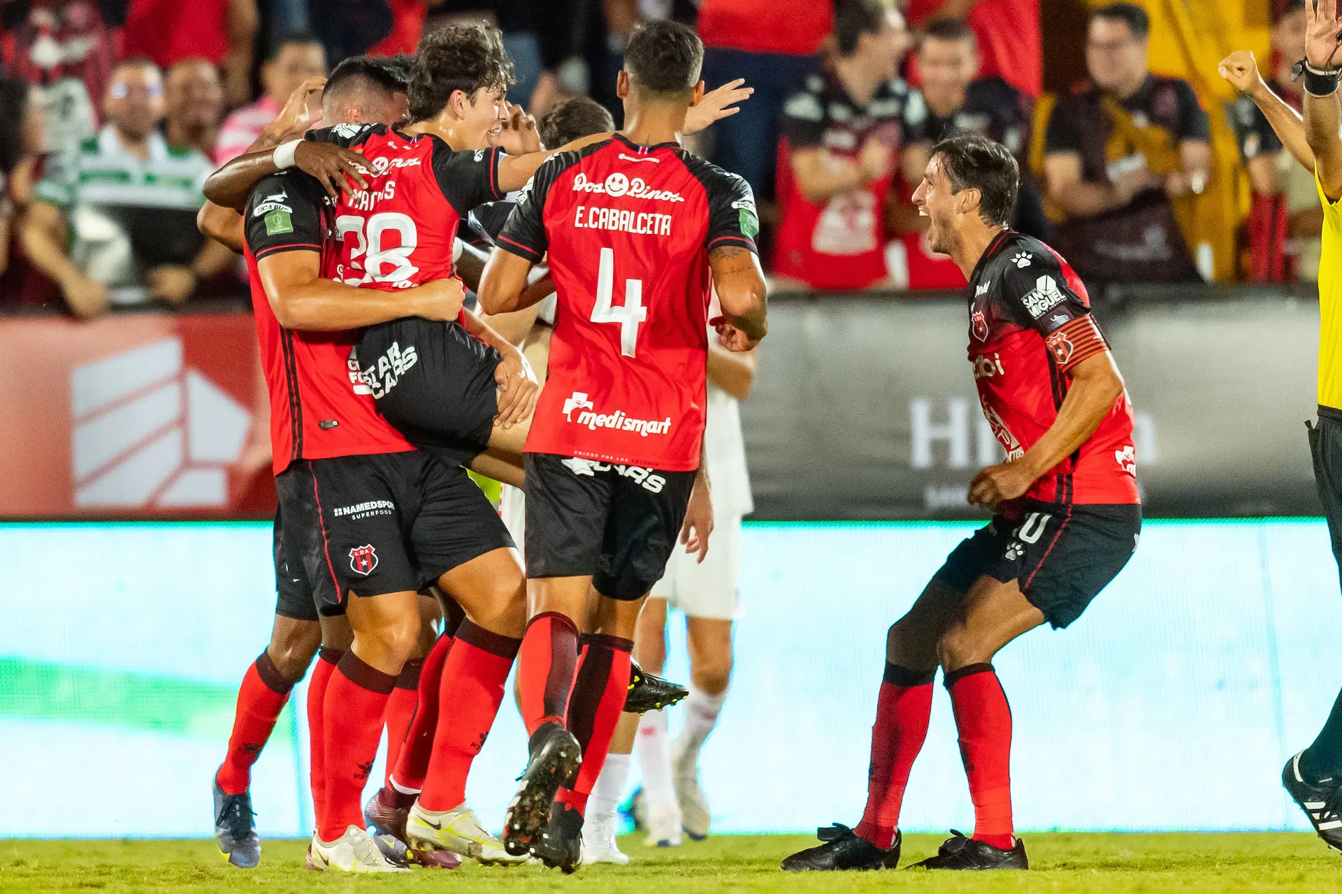 mathias bryan ruiz juichen twente afscheidswedsrijd alajuelense 2022 costa rica