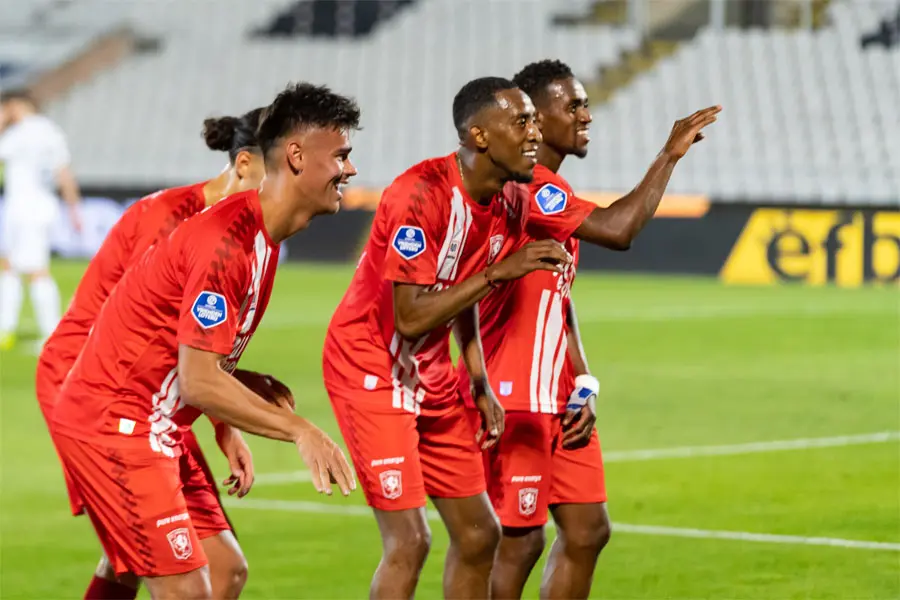 mees hilgers ramiz zerrouki joshua brenet virgil misidjan dansen dansje goal juichen belgrado fk cukaricki fc twente conference league 2022 2023