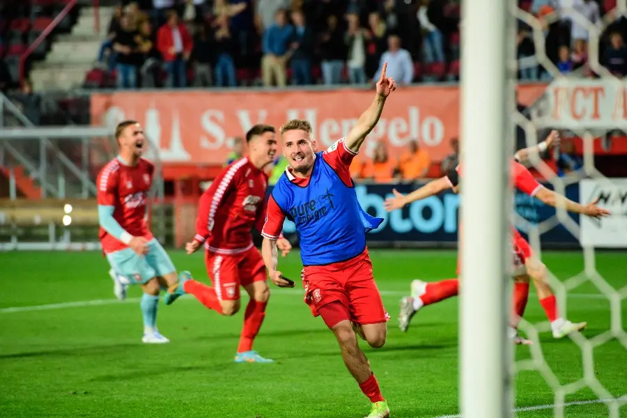 michal sadilek fc twente fc groningen 2021 2022 behalen europees voetbal rennen blijdschap vieren
