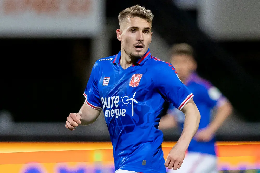 michal sadilek verdedigende middenvelder fc twente 2022 blauw shirt