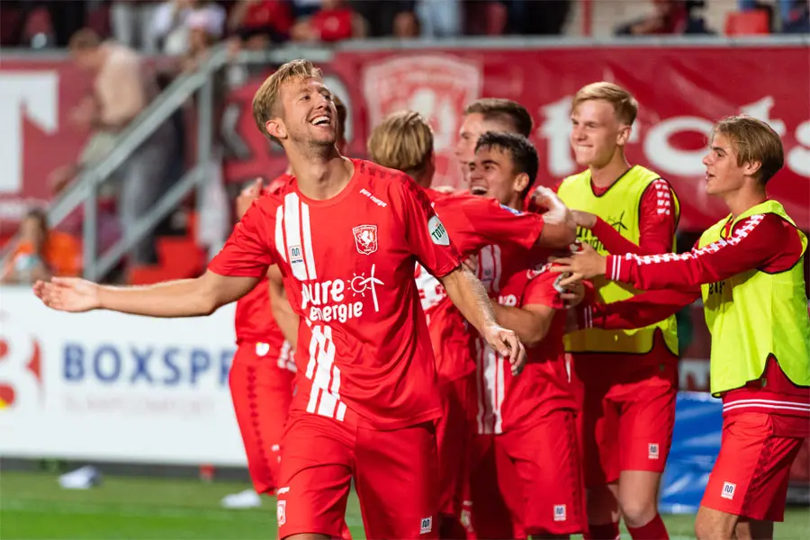 michel vlap manfred ugalde daan rots juichen fc twente fc schalke 04 oefenwedstrijd seizoen 2022 2023