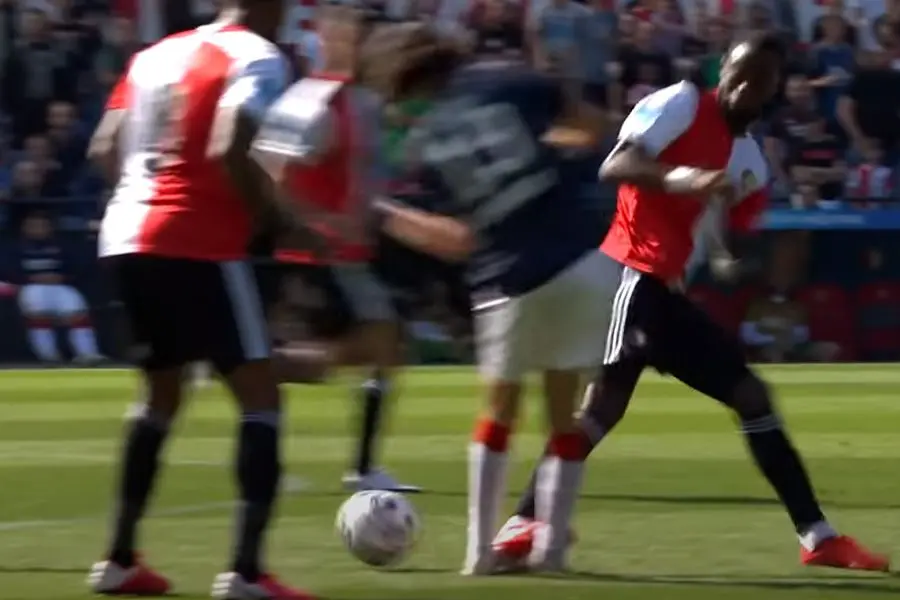 overtreding noppen geertruida feyenoord fc twente zerrouki