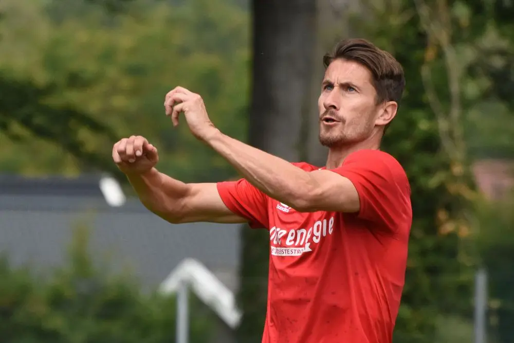 paul verhaegh valt bal aan fc twente