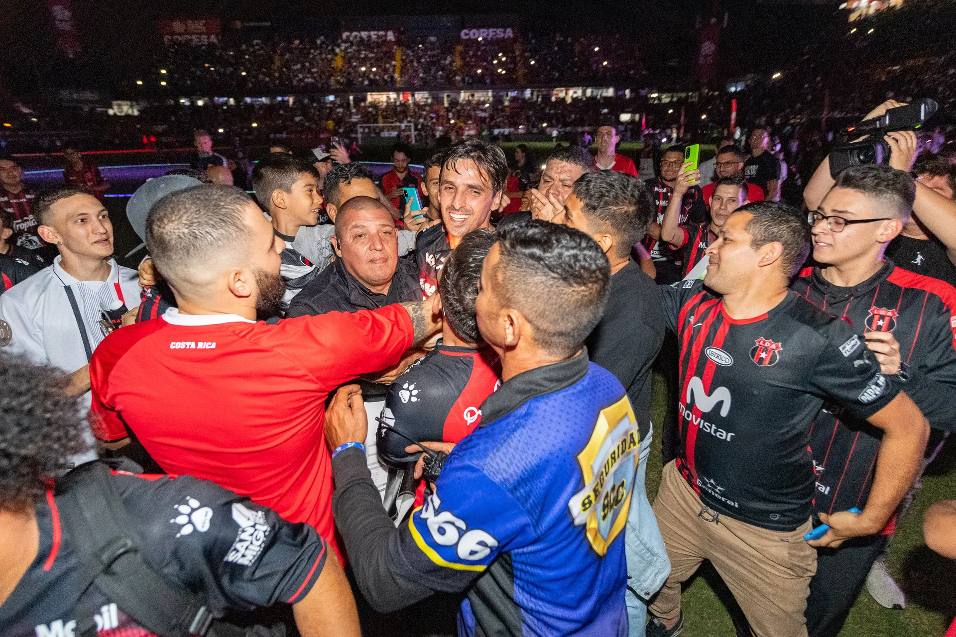 pitch invasie alajuelense twente 2022 ruiz held legende
