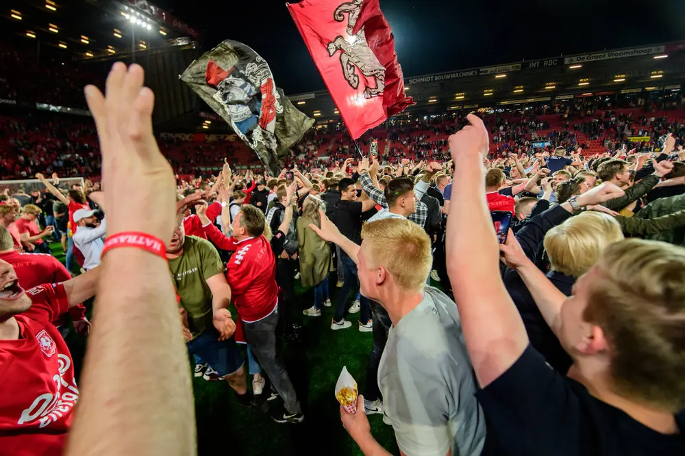 pitch invasion grolsch veste supporters 2022
