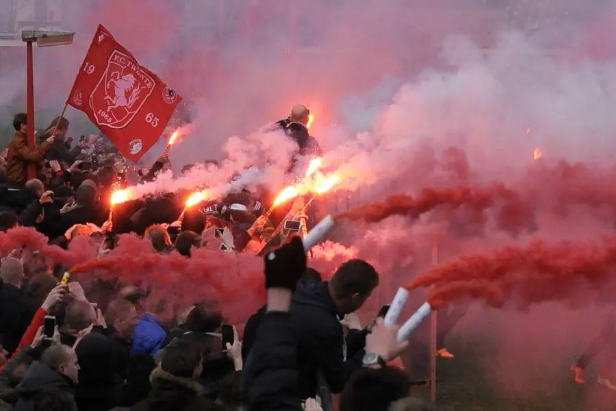 pyro rookbommen sfeeractie supporters fc twente training