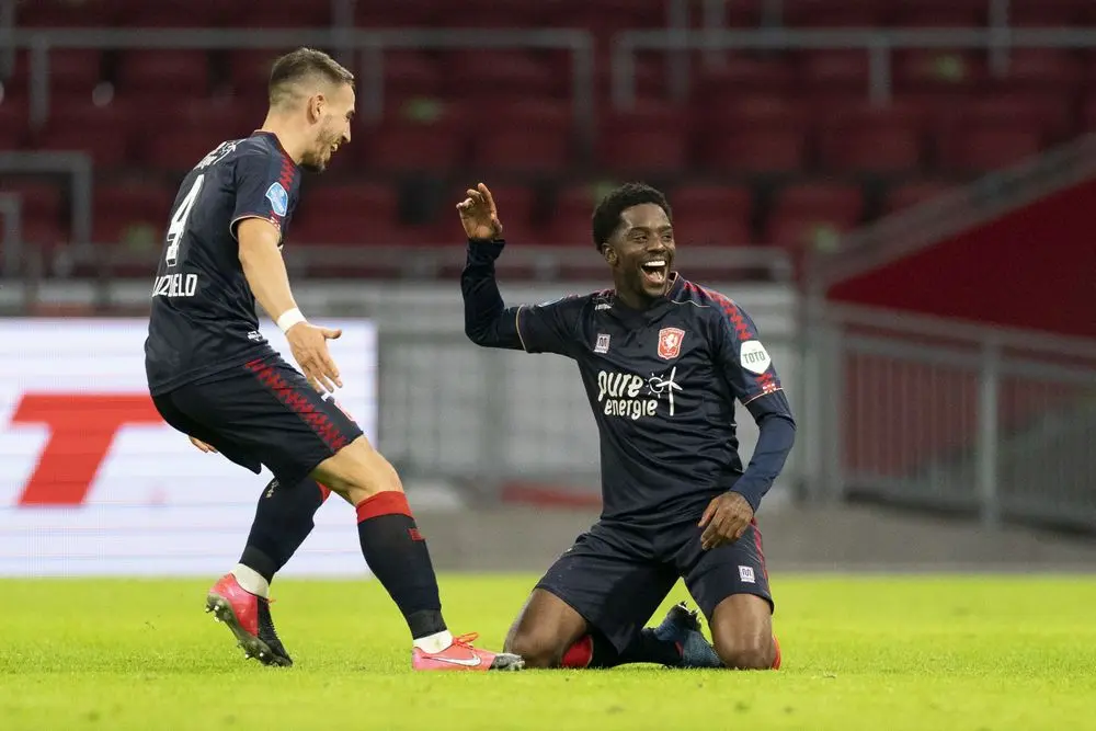 queensy menig pleguezuelo juichen ajax fc twente 2020 2021 arena