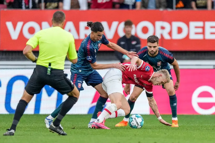 ramiz zerrouki robin propper jens odgaard duel az alkmaar fc twente afas stadion 2022 2023